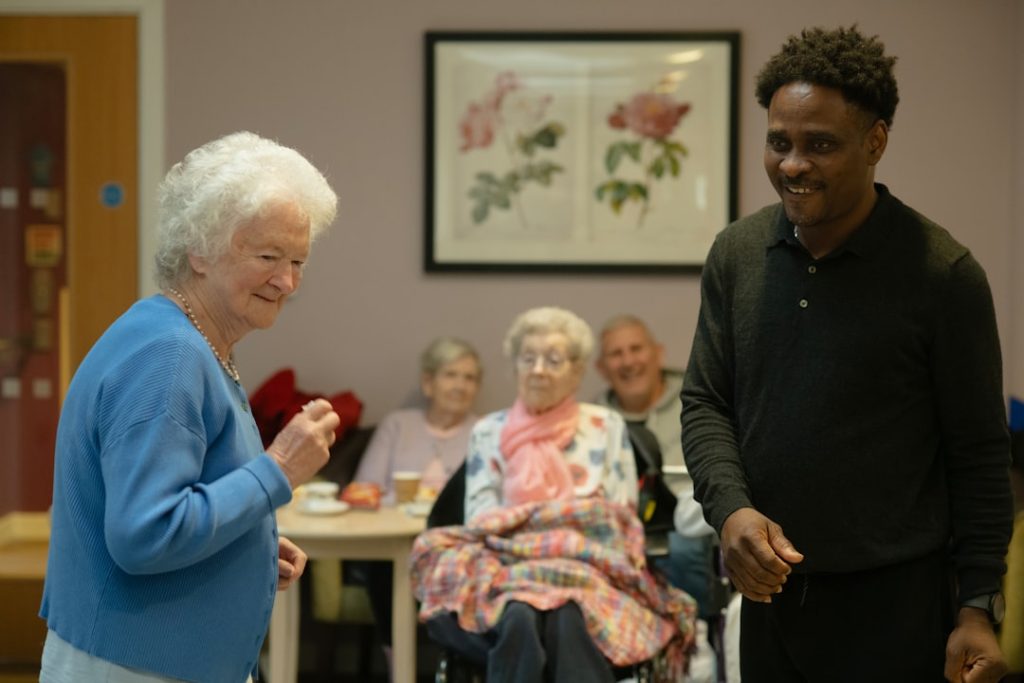 elderly-people-and-caregiver-in-a-common-room-mh448q-xls4